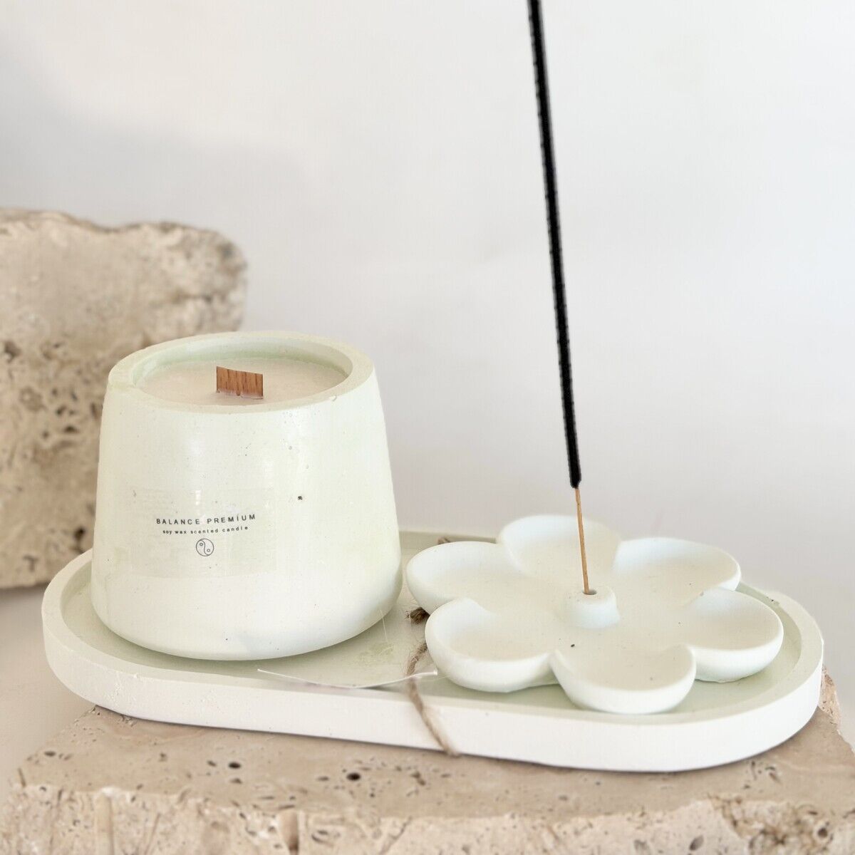 Mint Yeşili Çiçekli Tütsülük Mum Seti | El Yapımı Vanilya Kokulu Soya Mum & Beton Tabak