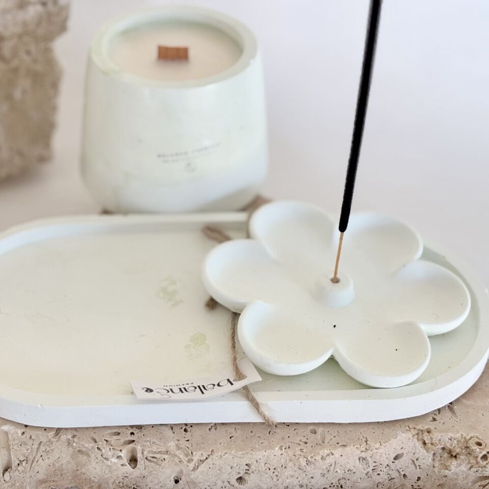 Mint Yeşili Çiçekli Tütsülük Mum Seti | El Yapımı Vanilya Kokulu Soya Mum & Beton Tabak