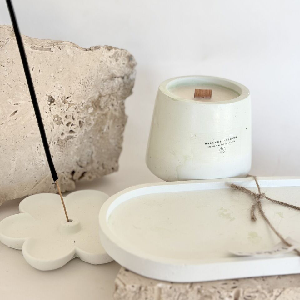 Mint Yeşili Çiçekli Tütsülük Mum Seti | El Yapımı Vanilya Kokulu Soya Mum & Beton Tabak